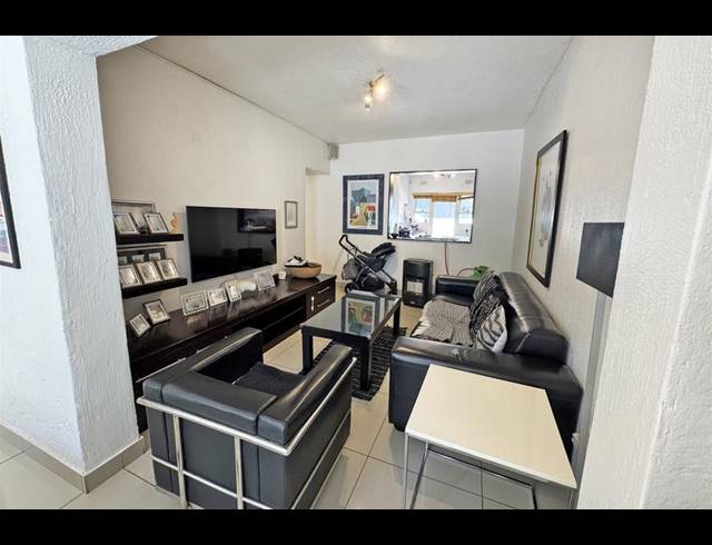 2 BEDROOM TOWNHOUSE FOR SALE IN SANDOWN